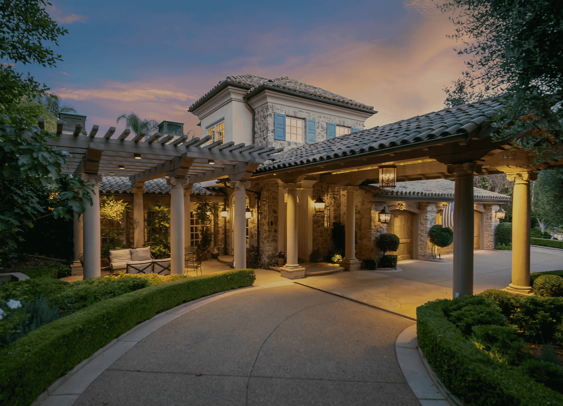 An image of 4 seasons detox recovery center entryway with driveway that circles around leading to the front door. Medical detox programs available