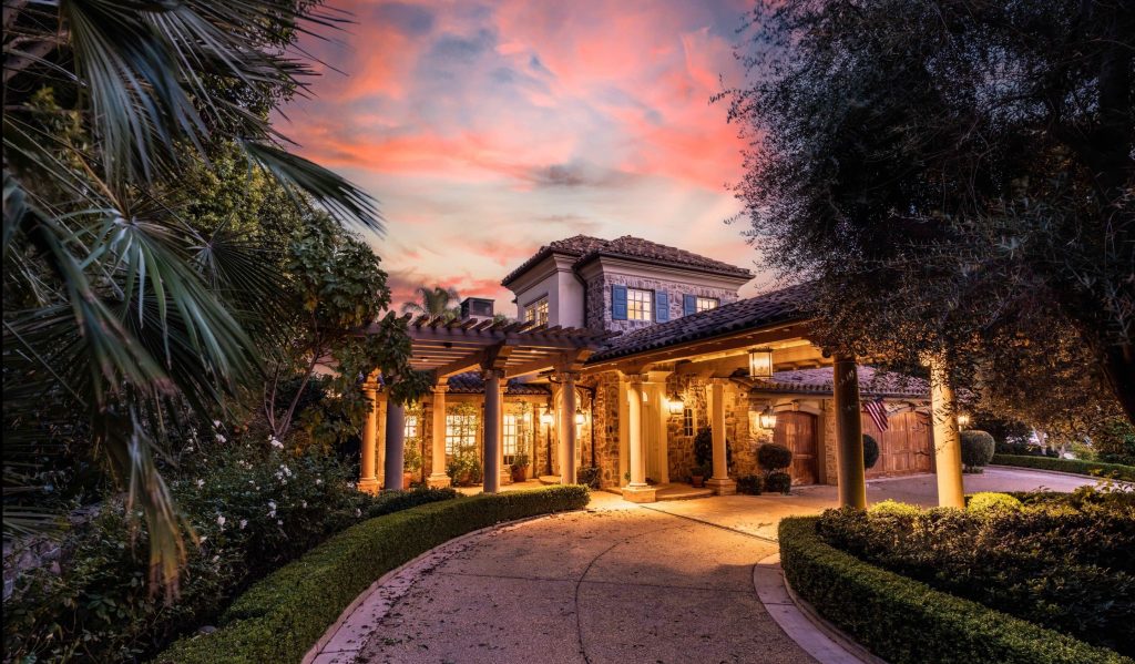 An image of 4 seasons detox recovery center entryway with driveway that circles around leading to the front door