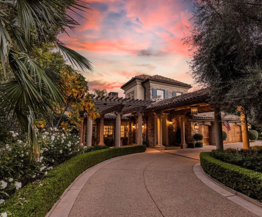 An image of 4 seasons detox drug and alcohol rehab center entryway with driveway that circles around leading to the front door