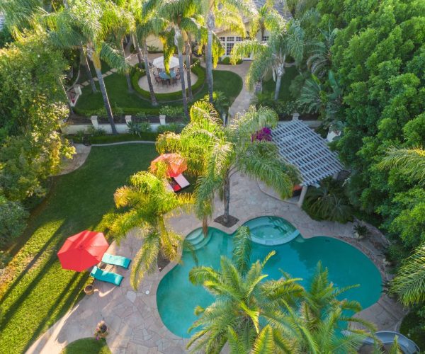 An image of 4 seasons detox recovery center pool and backyard from an aerial view
